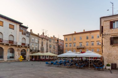 Hırvatistan 'ın Pula kentinde Forum meydanının gün doğumu manzarası