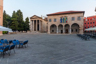 Hırvatistan 'ın Pula kentindeki Augustus Tapınağı ve hükümet ofisinin gündoğumu manzarası