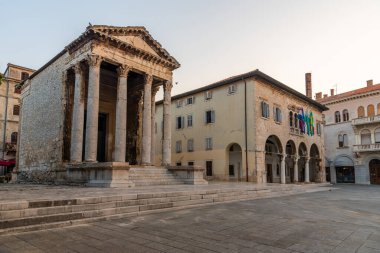 Hırvatistan 'ın Pula kentindeki Augustus Tapınağı ve hükümet ofisinin gündoğumu manzarası