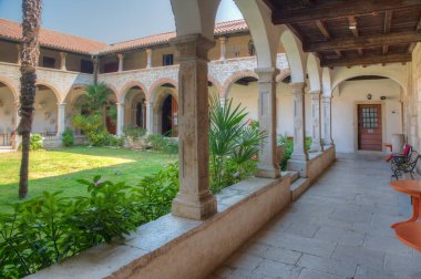 Hırvatistan 'ın Pula kentindeki St. Francis Manastırı ve Kilise Manastırı