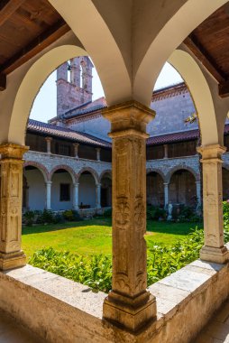 Hırvatistan 'ın Pula kentindeki St. Francis Manastırı ve Kilise Manastırı