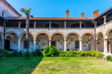 Hırvatistan 'ın Pula kentindeki St. Francis Manastırı ve Kilise Manastırı