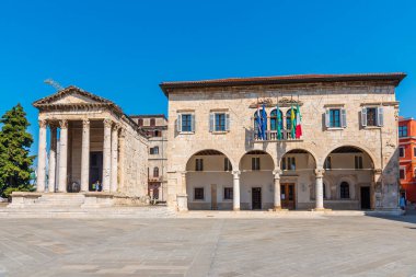 Hırvatistan 'ın Pula kentindeki Augustus Tapınağı ve hükümet ofisinin gündoğumu manzarası