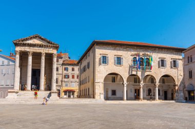 Hırvatistan 'ın Pula kentindeki Augustus Tapınağı ve hükümet ofisinin gündoğumu manzarası