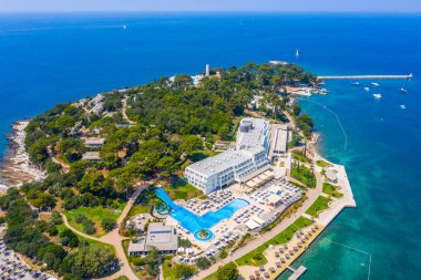Hırvatistan 'ın Porec kenti yakınlarındaki Saint Nikola adasının hava manzarası