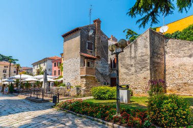 Hırvatistan 'ın Porec kentinde yaya caddesi manzarası