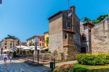 Hırvatistan 'ın Porec kentinde yaya caddesi manzarası