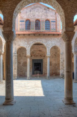 Porec 'teki piskoposluk bazilikasının Atriyumu.