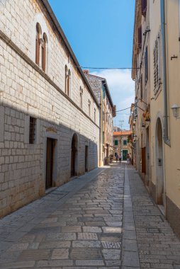 Hırvatistan 'ın Porec kentinde yaya caddesi manzarası