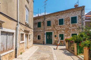 Hırvatistan 'ın Porec kentinde yaya caddesi manzarası