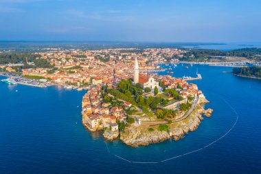 Hırvat kenti Rovinj 'in günbatımı hava manzarası