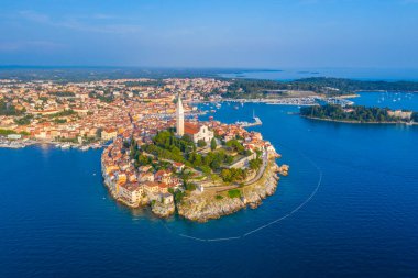 Hırvat kenti Rovinj 'in günbatımı hava manzarası