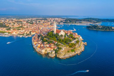 Hırvat kenti Rovinj 'in günbatımı hava manzarası