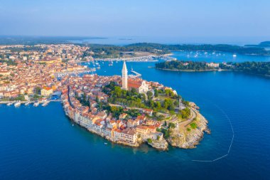 Hırvat kenti Rovinj 'in günbatımı hava manzarası