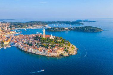 Hırvat kenti Rovinj 'in günbatımı hava manzarası