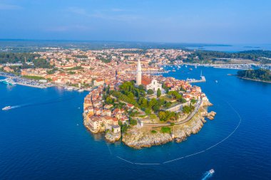 Hırvat kenti Rovinj 'in günbatımı hava manzarası