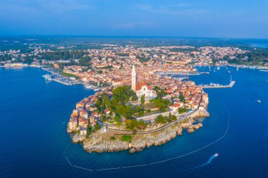 Hırvat kenti Rovinj 'in günbatımı hava manzarası