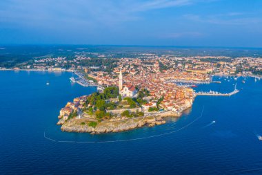 Hırvat kenti Rovinj 'in günbatımı hava manzarası