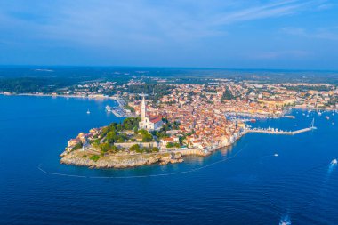 Hırvat kenti Rovinj 'in günbatımı hava manzarası