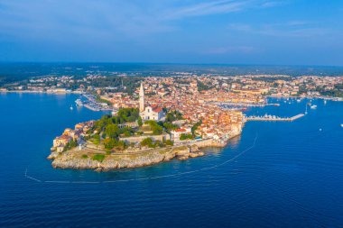 Hırvat kenti Rovinj 'in günbatımı hava manzarası