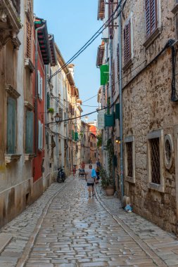 Hırvatistan 'ın Rovinj kentinde yaya caddesi manzarası