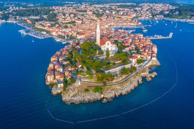 Hırvat kenti Rovinj 'in günbatımı hava manzarası
