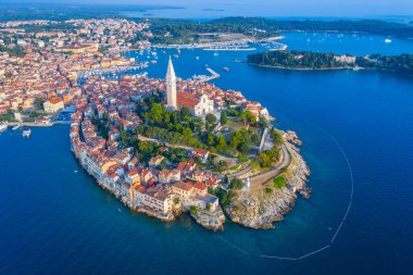 Hırvat kenti Rovinj 'in günbatımı hava manzarası