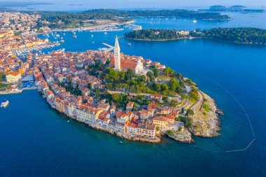 Hırvat kenti Rovinj 'in günbatımı hava manzarası