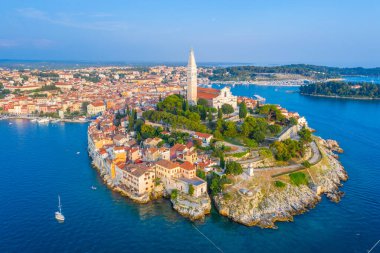 Hırvat kenti Rovinj 'in günbatımı hava manzarası