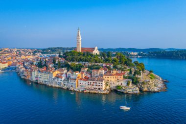 Hırvat kenti Rovinj 'in günbatımı hava manzarası