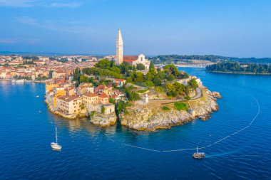 Hırvat kenti Rovinj 'in günbatımı hava manzarası