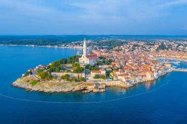 Hırvat kenti Rovinj 'in günbatımı hava manzarası