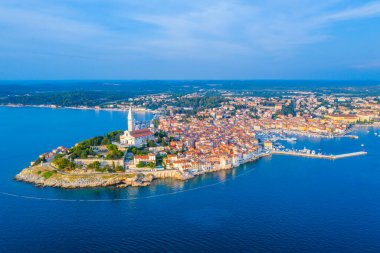 Hırvat kenti Rovinj 'in günbatımı hava manzarası