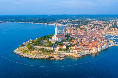 Hırvat kenti Rovinj 'in günbatımı hava manzarası
