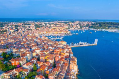 Hırvat kenti Rovinj 'in günbatımı hava manzarası