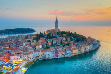 Hırvat kenti Rovinj 'in günbatımı hava manzarası