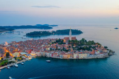 Hırvat kenti Rovinj 'in günbatımı hava manzarası