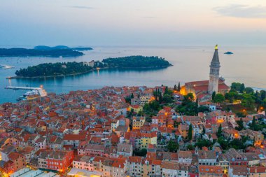 Hırvat kenti Rovinj 'in günbatımı hava manzarası