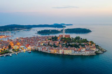 Hırvat kenti Rovinj 'in günbatımı hava manzarası