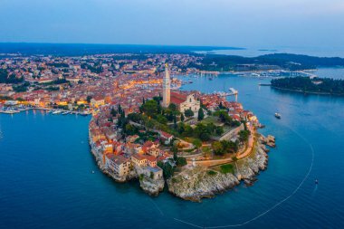 Hırvat kenti Rovinj 'in günbatımı hava manzarası