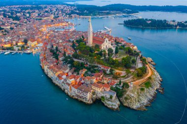 Hırvat kenti Rovinj 'in günbatımı hava manzarası