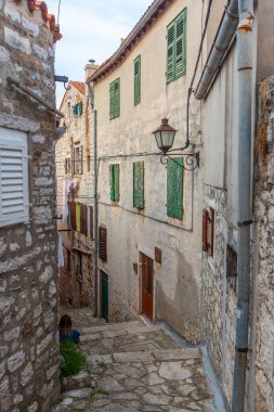 Hırvatistan 'ın Rovinj kentinde yaya caddesi manzarası