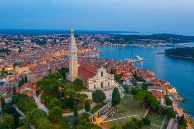 Hırvat kenti Rovinj 'deki Aziz Euphemia Kilisesi' nin gün batımı manzarası