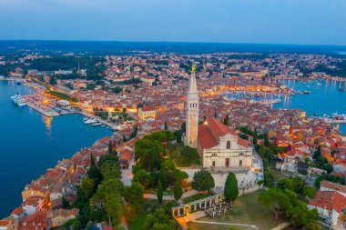 Hırvat kenti Rovinj 'deki Aziz Euphemia Kilisesi' nin gün batımı manzarası