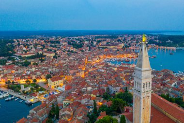 Hırvat kenti Rovinj 'in günbatımı hava manzarası