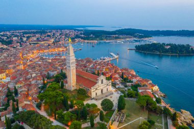 Hırvat kenti Rovinj 'deki Aziz Euphemia Kilisesi' nin gün batımı manzarası