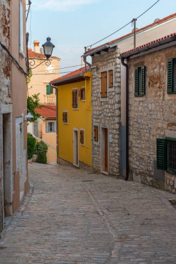Hırvatistan 'ın Rovinj kentinde yaya caddesi manzarası