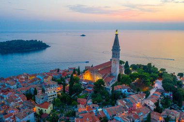 Hırvat kenti Rovinj 'deki Aziz Euphemia Kilisesi' nin gün batımı manzarası