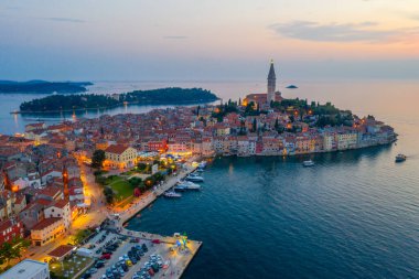 Hırvat kenti Rovinj 'in günbatımı hava manzarası
