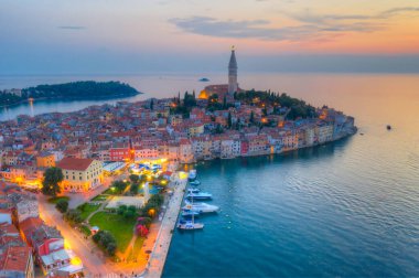 Hırvat kenti Rovinj 'in günbatımı hava manzarası
